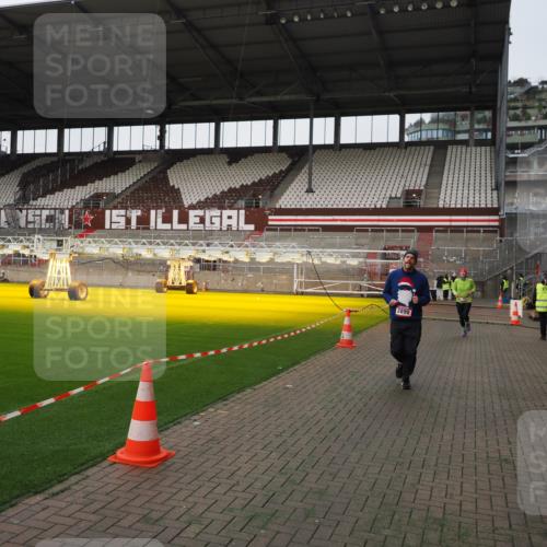 07.12.2025 - St. Pauli X-Mass-Run No. 15 Fabian Wolf http://msf.ph/oto/9396361 07.12.2025 10:37:58 Ziel 70, 2899, 3069, 4872 meine-sportfotos.de