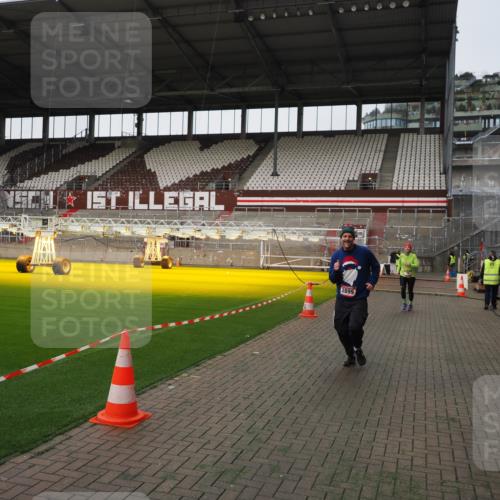 07.12.2025 - St. Pauli X-Mass-Run No. 15 Fabian Wolf http://msf.ph/oto/9396363 07.12.2025 10:37:58 Ziel 70, 2899, 3069, 4872 meine-sportfotos.de