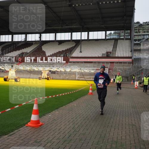 07.12.2025 - St. Pauli X-Mass-Run No. 15 Fabian Wolf http://msf.ph/oto/9396364 07.12.2025 10:37:58 Ziel 70, 2899, 3069, 4872 meine-sportfotos.de