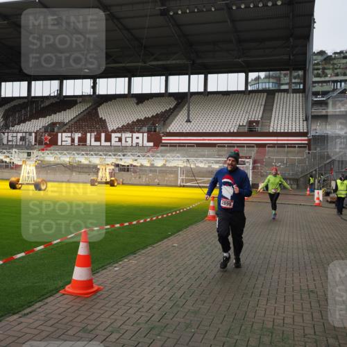 07.12.2025 - St. Pauli X-Mass-Run No. 15 Fabian Wolf http://msf.ph/oto/9396365 07.12.2025 10:37:58 Ziel 70, 2899, 3069, 4872 meine-sportfotos.de