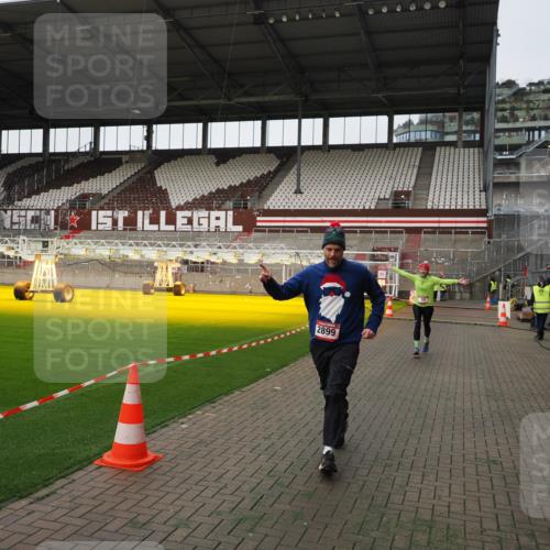 07.12.2025 - St. Pauli X-Mass-Run No. 15 Fabian Wolf http://msf.ph/oto/9396367 07.12.2025 10:37:59 Ziel 70, 2899, 3069, 4872 meine-sportfotos.de