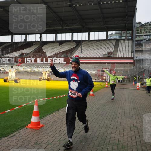 07.12.2025 - St. Pauli X-Mass-Run No. 15 Fabian Wolf http://msf.ph/oto/9396369 07.12.2025 10:37:59 Ziel 70, 2899, 3069, 4872 meine-sportfotos.de