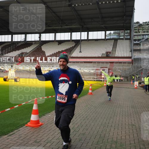 07.12.2025 - St. Pauli X-Mass-Run No. 15 Fabian Wolf http://msf.ph/oto/9396370 07.12.2025 10:37:59 Ziel 70, 2899, 3069, 4872 meine-sportfotos.de