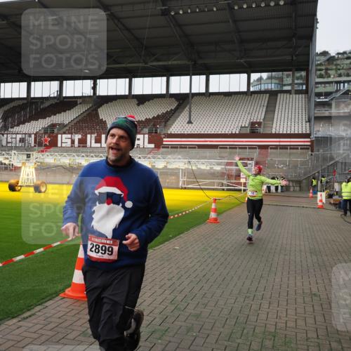 07.12.2025 - St. Pauli X-Mass-Run No. 15 Fabian Wolf http://msf.ph/oto/9396371 07.12.2025 10:38:00 Ziel 70, 2899, 3069, 4872 meine-sportfotos.de