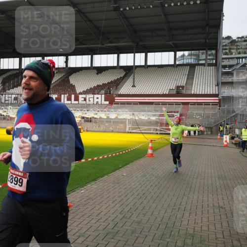 07.12.2025 - St. Pauli X-Mass-Run No. 15 Fabian Wolf http://msf.ph/oto/9396372 07.12.2025 10:38:00 Ziel 70, 2899, 3069, 4872 meine-sportfotos.de