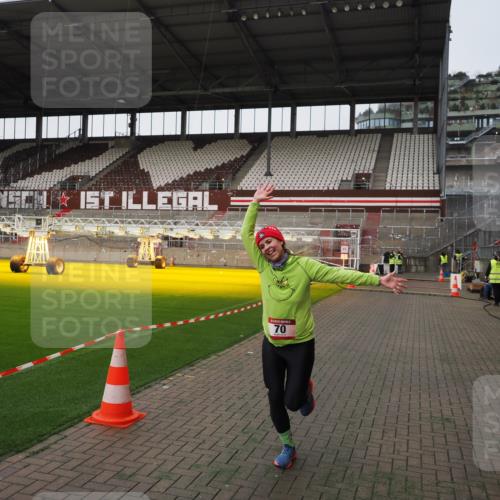 07.12.2025 - St. Pauli X-Mass-Run No. 15 Fabian Wolf http://msf.ph/oto/9396379 07.12.2025 10:38:01 Ziel 70, 2899, 3069, 4872 meine-sportfotos.de