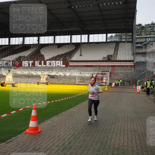 07.12.2025 - St. Pauli X-Mass-Run No. 15 Fabian Wolf http://msf.ph/oto/9396389 07.12.2025 10:38:14 Ziel 70, 1794 meine-sportfotos.de