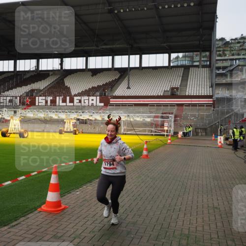 07.12.2025 - St. Pauli X-Mass-Run No. 15 Fabian Wolf http://msf.ph/oto/9396392 07.12.2025 10:38:15 Ziel 70, 1794 meine-sportfotos.de