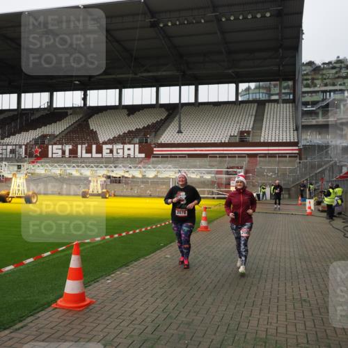 07.12.2025 - St. Pauli X-Mass-Run No. 15 Fabian Wolf http://msf.ph/oto/9396395 07.12.2025 10:38:37 Ziel 2078, 2085, 3058 meine-sportfotos.de