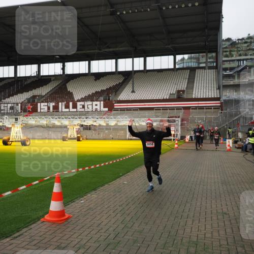 07.12.2025 - St. Pauli X-Mass-Run No. 15 Fabian Wolf http://msf.ph/oto/9396410 07.12.2025 10:38:42 Ziel 1250, 1255, 2078, 2085, 3058, 3061 meine-sportfotos.de