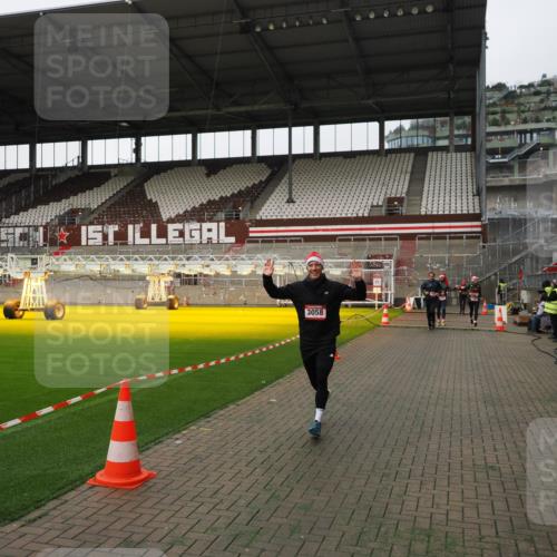 07.12.2025 - St. Pauli X-Mass-Run No. 15 Fabian Wolf http://msf.ph/oto/9396411 07.12.2025 10:38:43 Ziel 1250, 1255, 2078, 2085, 3058, 3061 meine-sportfotos.de