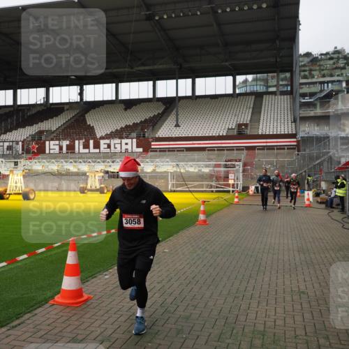 07.12.2025 - St. Pauli X-Mass-Run No. 15 Fabian Wolf http://msf.ph/oto/9396415 07.12.2025 10:38:43 Ziel 1250, 1255, 2078, 2085, 3058, 3061 meine-sportfotos.de