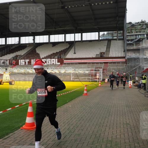 07.12.2025 - St. Pauli X-Mass-Run No. 15 Fabian Wolf http://msf.ph/oto/9396416 07.12.2025 10:38:44 Ziel 1250, 1255, 2078, 2085, 2943, 3058, 3061 meine-sportfotos.de