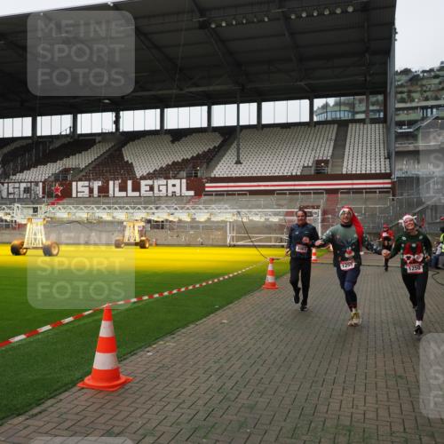 07.12.2025 - St. Pauli X-Mass-Run No. 15 Fabian Wolf http://msf.ph/oto/9396417 07.12.2025 10:38:47 Ziel 1250, 1255, 2078, 2085, 2943, 3058, 3061 meine-sportfotos.de
