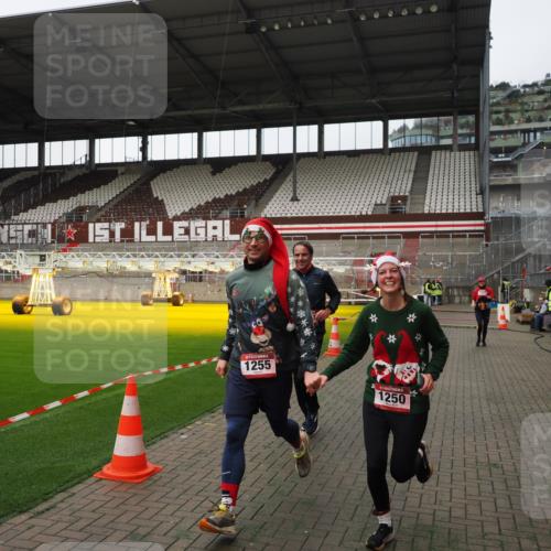 07.12.2025 - St. Pauli X-Mass-Run No. 15 Fabian Wolf http://msf.ph/oto/9396423 07.12.2025 10:38:48 Ziel 1250, 1255, 2085, 2943, 3058, 3061 meine-sportfotos.de