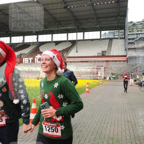 07.12.2025 - St. Pauli X-Mass-Run No. 15 Fabian Wolf http://msf.ph/oto/9396426 07.12.2025 10:38:49 Ziel 1250, 1255, 2943, 3058, 3061 meine-sportfotos.de
