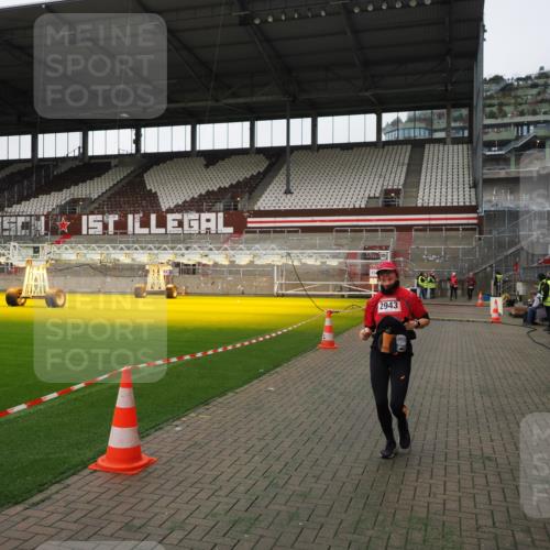 07.12.2025 - St. Pauli X-Mass-Run No. 15 Fabian Wolf http://msf.ph/oto/9396437 07.12.2025 10:38:52 Ziel 1250, 1255, 2943, 3058, 3061 meine-sportfotos.de