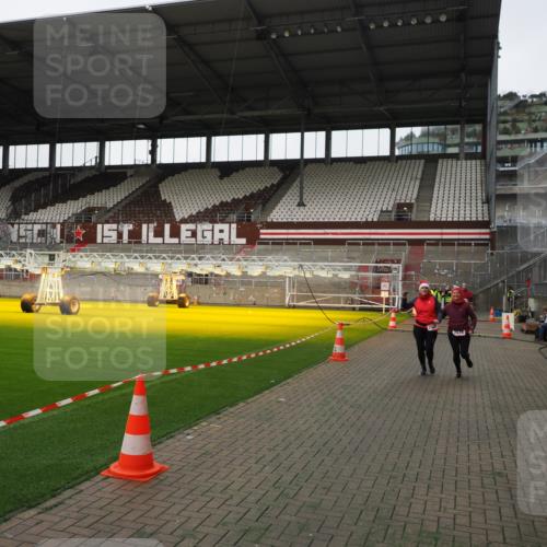 07.12.2025 - St. Pauli X-Mass-Run No. 15 Fabian Wolf http://msf.ph/oto/9396449 07.12.2025 10:39:01 Ziel 1250, 1255, 1417, 2827, 2828, 2943, 3061 meine-sportfotos.de