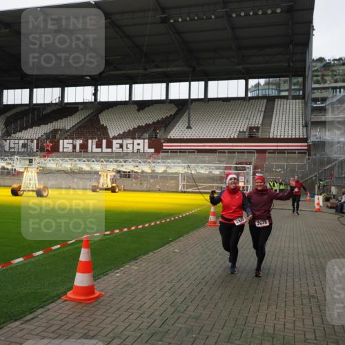 07.12.2025 - St. Pauli X-Mass-Run No. 15 Fabian Wolf http://msf.ph/oto/9396457 07.12.2025 10:39:02 Ziel 1250, 1255, 1417, 2827, 2828, 2943 meine-sportfotos.de