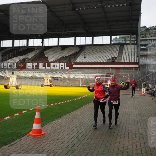 07.12.2025 - St. Pauli X-Mass-Run No. 15 Fabian Wolf http://msf.ph/oto/9396458 07.12.2025 10:39:02 Ziel 1250, 1255, 1417, 2827, 2828, 2943 meine-sportfotos.de