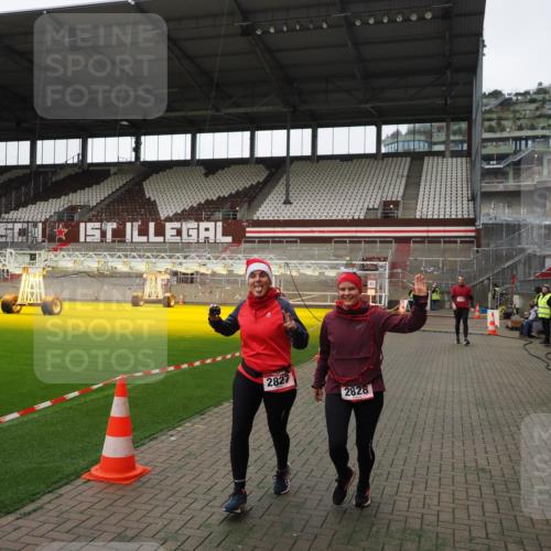 07.12.2025 - St. Pauli X-Mass-Run No. 15 Fabian Wolf http://msf.ph/oto/9396461 07.12.2025 10:39:03 Ziel 1417, 2827, 2828, 2943 meine-sportfotos.de