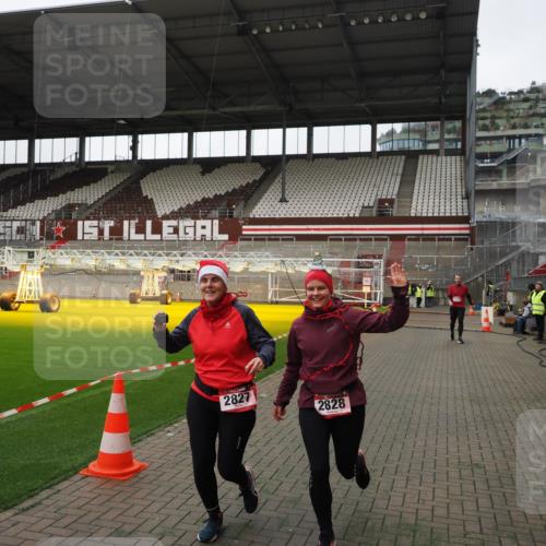 07.12.2025 - St. Pauli X-Mass-Run No. 15 Fabian Wolf http://msf.ph/oto/9396462 07.12.2025 10:39:03 Ziel 1417, 2827, 2828, 2943 meine-sportfotos.de
