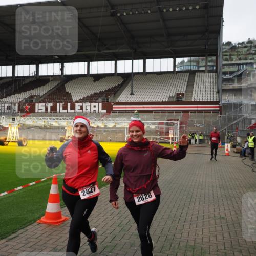 07.12.2025 - St. Pauli X-Mass-Run No. 15 Fabian Wolf http://msf.ph/oto/9396463 07.12.2025 10:39:03 Ziel 1417, 2827, 2828, 2943 meine-sportfotos.de