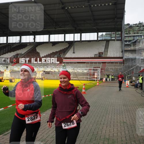 07.12.2025 - St. Pauli X-Mass-Run No. 15 Fabian Wolf http://msf.ph/oto/9396464 07.12.2025 10:39:04 Ziel 1417, 2827, 2828, 2943 meine-sportfotos.de