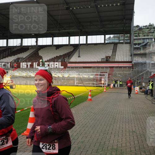 07.12.2025 - St. Pauli X-Mass-Run No. 15 Fabian Wolf http://msf.ph/oto/9396465 07.12.2025 10:39:04 Ziel 1417, 2827, 2828, 2943 meine-sportfotos.de