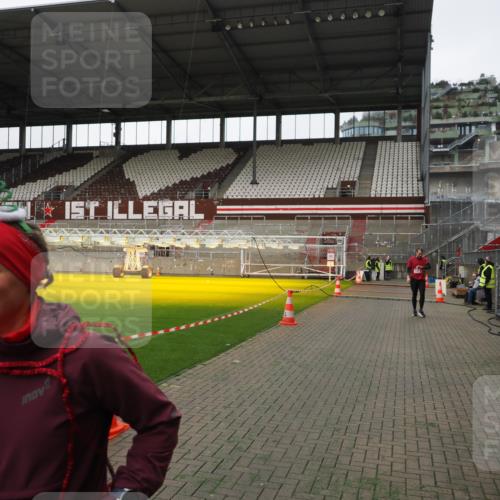 07.12.2025 - St. Pauli X-Mass-Run No. 15 Fabian Wolf http://msf.ph/oto/9396466 07.12.2025 10:39:04 Ziel 1417, 2827, 2828, 2943 meine-sportfotos.de