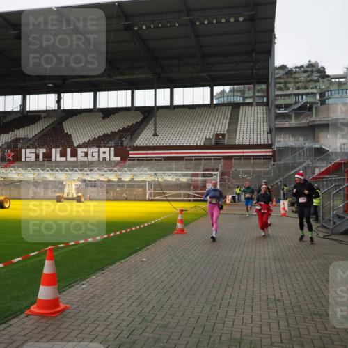 07.12.2025 - St. Pauli X-Mass-Run No. 15 Fabian Wolf http://msf.ph/oto/9396495 07.12.2025 10:39:30 Ziel 981, 1796, 1889, 2354, 2420, 3118, 3240, 3242 meine-sportfotos.de