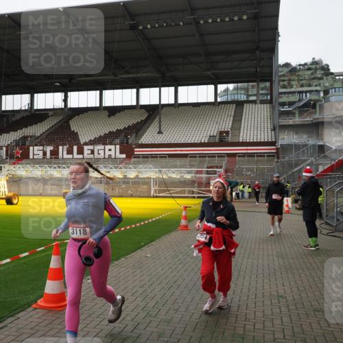 07.12.2025 - St. Pauli X-Mass-Run No. 15 Fabian Wolf http://msf.ph/oto/9396500 07.12.2025 10:39:33 Ziel 981, 1796, 1889, 2354, 2420, 3118, 3240, 3242, 4207, 4211 meine-sportfotos.de