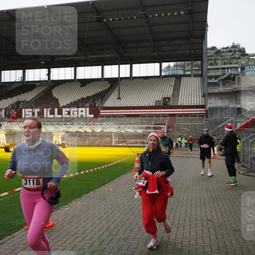 07.12.2025 - St. Pauli X-Mass-Run No. 15 Fabian Wolf http://msf.ph/oto/9396501 07.12.2025 10:39:33 Ziel 981, 1796, 1889, 2354, 2420, 3118, 3240, 3242, 4207, 4211 meine-sportfotos.de