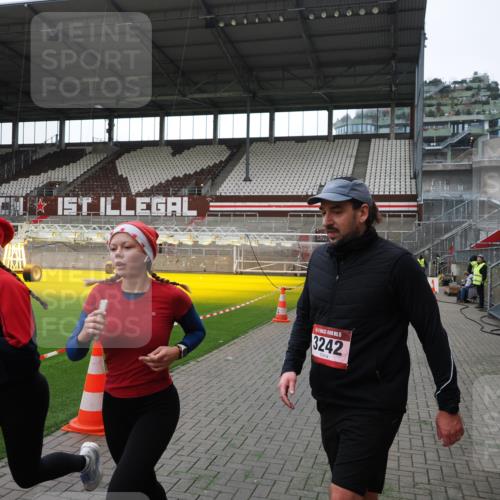 07.12.2025 - St. Pauli X-Mass-Run No. 15 Fabian Wolf http://msf.ph/oto/9396535 07.12.2025 10:39:40 Ziel 981, 1796, 2354, 2420, 2588, 3118, 3240, 3242, 4207, 4211 meine-sportfotos.de