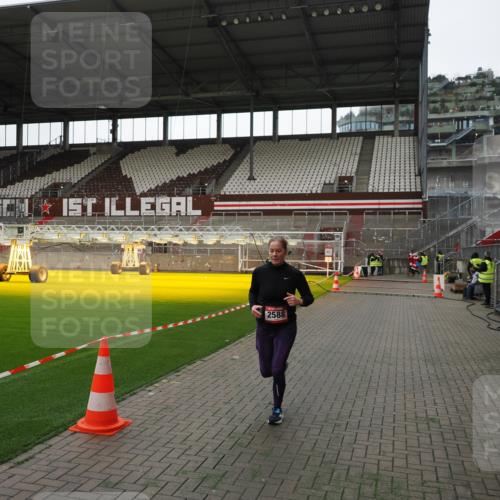 07.12.2025 - St. Pauli X-Mass-Run No. 15 Fabian Wolf http://msf.ph/oto/9396540 07.12.2025 10:39:44 Ziel 2354, 2420, 2588, 3118, 3240, 3242, 4207, 4211 meine-sportfotos.de
