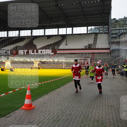 07.12.2025 - St. Pauli X-Mass-Run No. 15 Fabian Wolf http://msf.ph/oto/9396549 07.12.2025 10:39:54 Ziel 87, 108, 827, 1604, 1748, 1749, 2588, 2754 meine-sportfotos.de