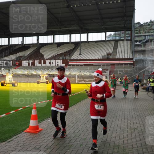 07.12.2025 - St. Pauli X-Mass-Run No. 15 Fabian Wolf http://msf.ph/oto/9396555 07.12.2025 10:39:55 Ziel 87, 108, 827, 1604, 1748, 1749, 2588, 2754 meine-sportfotos.de