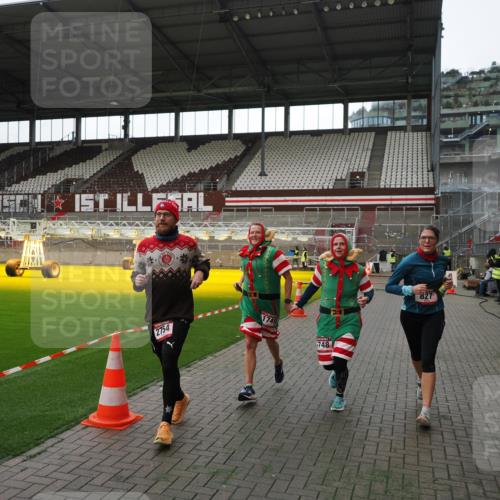 07.12.2025 - St. Pauli X-Mass-Run No. 15 Fabian Wolf http://msf.ph/oto/9396563 07.12.2025 10:39:58 Ziel 87, 108, 827, 1604, 1748, 1749, 2588, 2754 meine-sportfotos.de