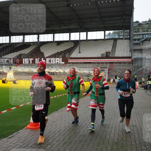 07.12.2025 - St. Pauli X-Mass-Run No. 15 Fabian Wolf http://msf.ph/oto/9396564 07.12.2025 10:39:58 Ziel 87, 108, 827, 1604, 1748, 1749, 2588, 2754 meine-sportfotos.de