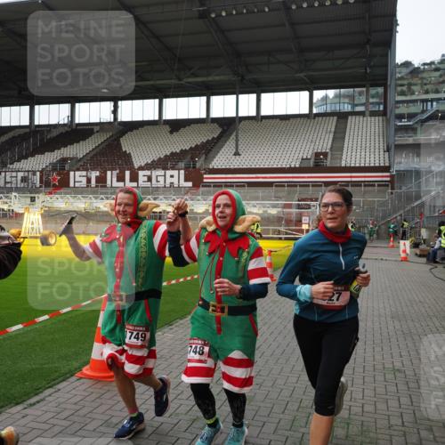 07.12.2025 - St. Pauli X-Mass-Run No. 15 Fabian Wolf http://msf.ph/oto/9396567 07.12.2025 10:39:59 Ziel 87, 108, 827, 1604, 1748, 1749, 2754 meine-sportfotos.de
