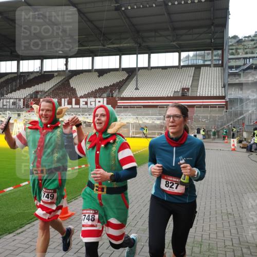 07.12.2025 - St. Pauli X-Mass-Run No. 15 Fabian Wolf http://msf.ph/oto/9396568 07.12.2025 10:39:59 Ziel 87, 108, 827, 1604, 1748, 1749, 2754 meine-sportfotos.de
