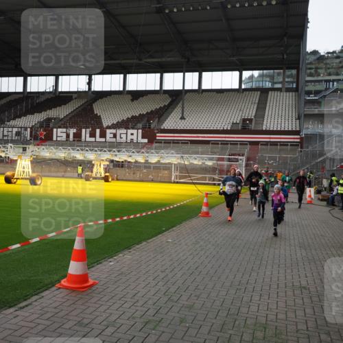 07.12.2025 - St. Pauli X-Mass-Run No. 15 Fabian Wolf http://msf.ph/oto/9396571 07.12.2025 10:40:09 Ziel 230, 538, 580, 827, 1604, 1748, 1749, 2754, 3796, 3797, 4874, 4878 meine-sportfotos.de