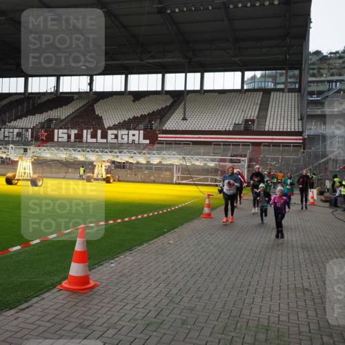 07.12.2025 - St. Pauli X-Mass-Run No. 15 Fabian Wolf http://msf.ph/oto/9396572 07.12.2025 10:40:09 Ziel 230, 538, 580, 827, 1604, 1748, 1749, 2754, 3796, 3797, 4874, 4878 meine-sportfotos.de