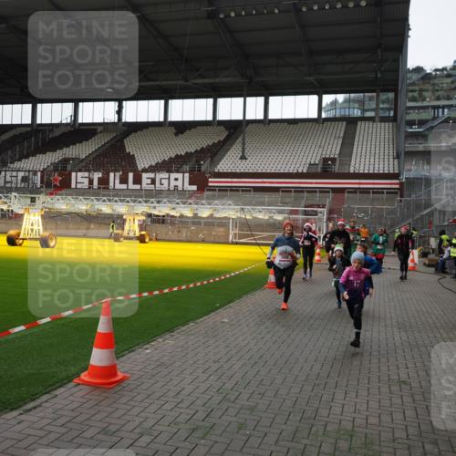 07.12.2025 - St. Pauli X-Mass-Run No. 15 Fabian Wolf http://msf.ph/oto/9396575 07.12.2025 10:40:10 Ziel 230, 538, 580, 827, 1748, 1749, 2754, 3796, 3797, 4874, 4878 meine-sportfotos.de
