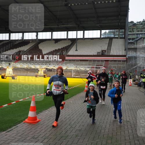07.12.2025 - St. Pauli X-Mass-Run No. 15 Fabian Wolf http://msf.ph/oto/9396582 07.12.2025 10:40:11 Ziel 230, 538, 580, 827, 1748, 1749, 2754, 3796, 3797, 4874, 4878 meine-sportfotos.de