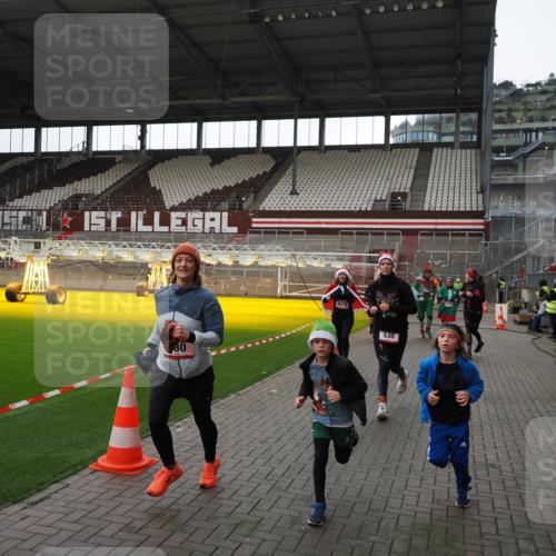 07.12.2025 - St. Pauli X-Mass-Run No. 15 Fabian Wolf http://msf.ph/oto/9396583 07.12.2025 10:40:11 Ziel 230, 538, 580, 827, 1748, 1749, 2754, 3796, 3797, 4874, 4878 meine-sportfotos.de