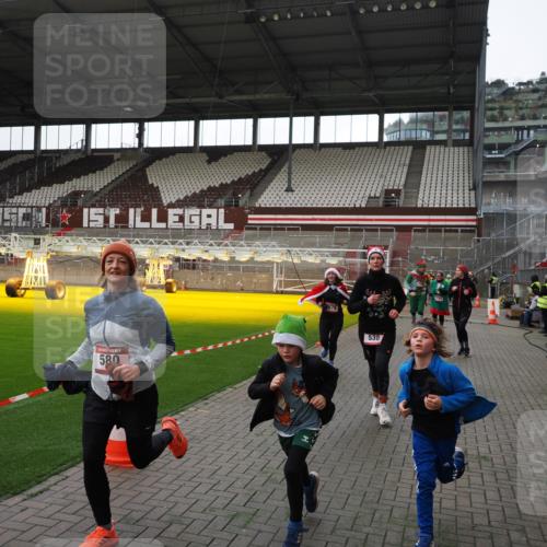 07.12.2025 - St. Pauli X-Mass-Run No. 15 Fabian Wolf http://msf.ph/oto/9396584 07.12.2025 10:40:12 Ziel 230, 538, 580, 3161, 3164, 3796, 3797, 4874, 4878 meine-sportfotos.de