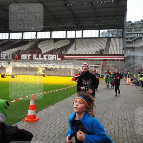 07.12.2025 - St. Pauli X-Mass-Run No. 15 Fabian Wolf http://msf.ph/oto/9396587 07.12.2025 10:40:12 Ziel 230, 538, 580, 3161, 3164, 3796, 3797, 4874, 4878 meine-sportfotos.de