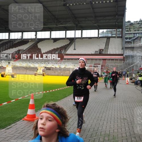 07.12.2025 - St. Pauli X-Mass-Run No. 15 Fabian Wolf http://msf.ph/oto/9396588 07.12.2025 10:40:12 Ziel 230, 538, 580, 3161, 3164, 3796, 3797, 4874, 4878 meine-sportfotos.de