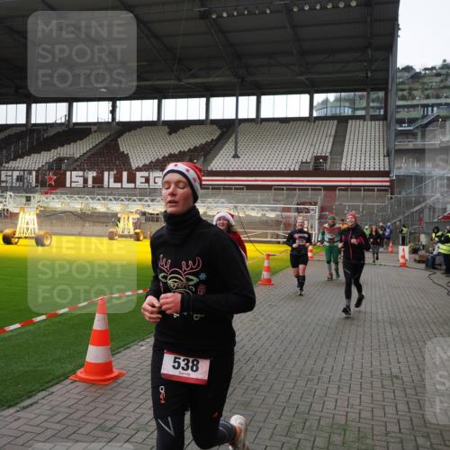 07.12.2025 - St. Pauli X-Mass-Run No. 15 Fabian Wolf http://msf.ph/oto/9396590 07.12.2025 10:40:13 Ziel 230, 538, 580, 3161, 3164, 3796, 3797, 4874, 4878 meine-sportfotos.de